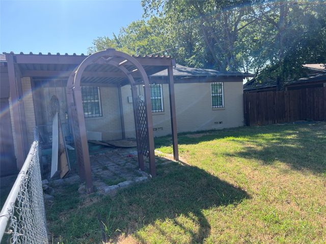 366 S St Augustine Drive, Dallas, TX 75217