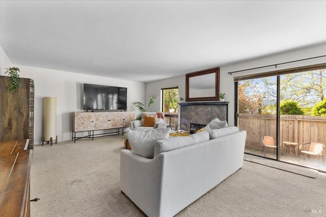 1367 Sylvan Ct, Healdsburg, CA 95448