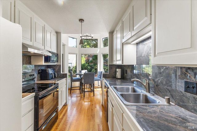 1367 Sylvan Ct, Healdsburg, CA 95448