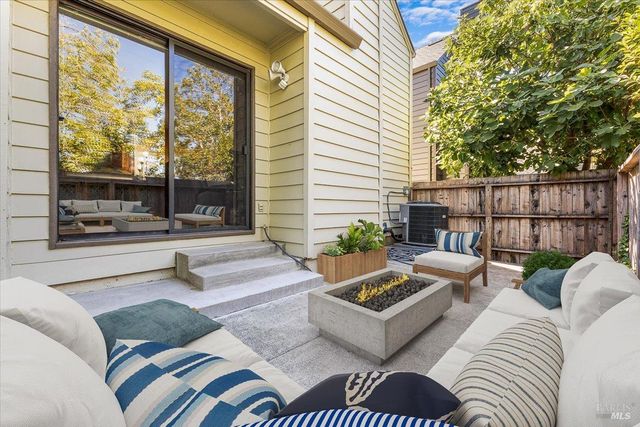 1367 Sylvan Ct, Healdsburg, CA 95448