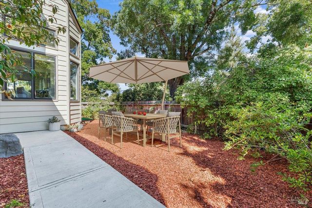 1367 Sylvan Ct, Healdsburg, CA 95448