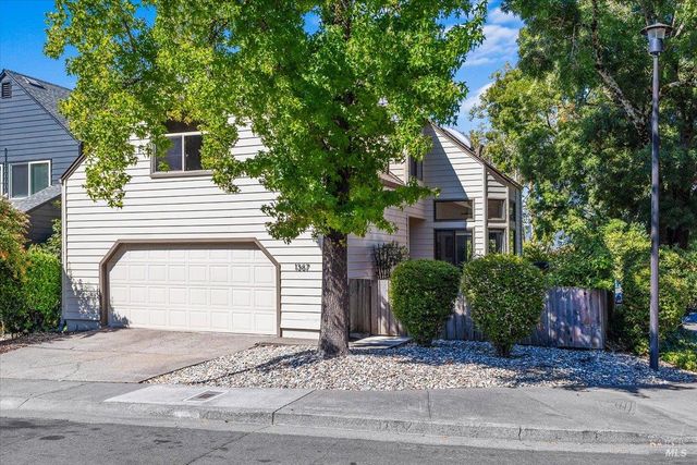 1367 Sylvan Ct, Healdsburg, CA 95448