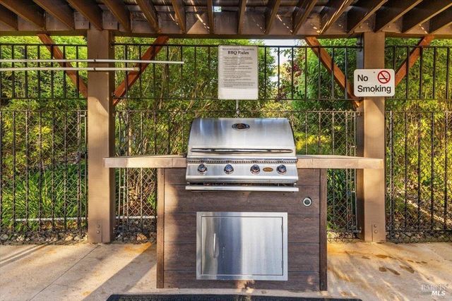 1367 Sylvan Ct, Healdsburg, CA 95448