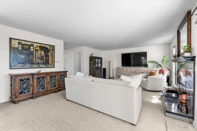 1367 Sylvan Ct, Healdsburg, CA 95448