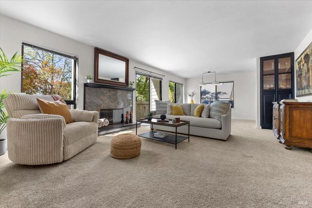 1367 Sylvan Ct, Healdsburg, CA 95448