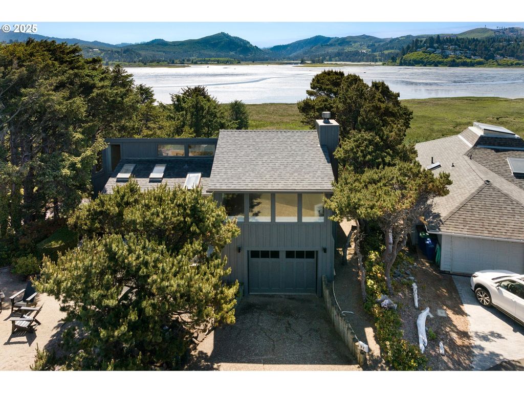 27 SPOUTING WHALE Ln, Gleneden Beach, OR 97388