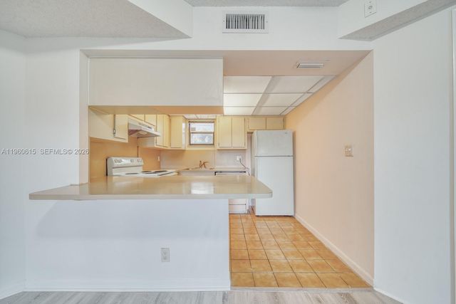 8290 Lake Dr 236, Doral, FL 33166