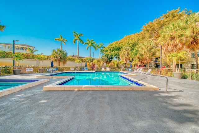 8290 Lake Dr 236, Doral, FL 33166