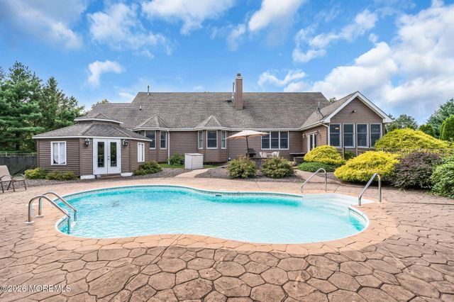 2303 Donna Dee Court, Toms River, NJ 08755