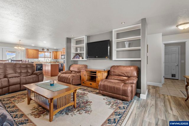 201 NW Howard Ln, Dallas, OR 97338