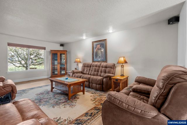 201 NW Howard Ln, Dallas, OR 97338