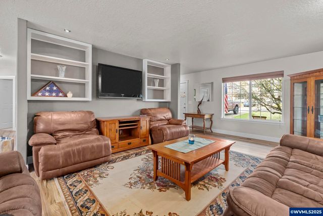 201 NW Howard Ln, Dallas, OR 97338