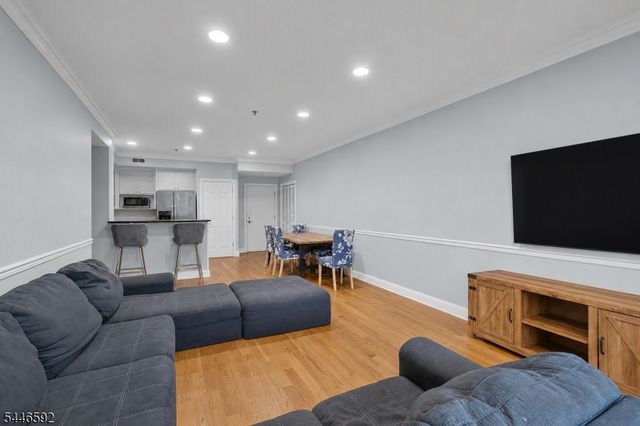 15 Tichenor Ln 403, Newark City, NJ 07114