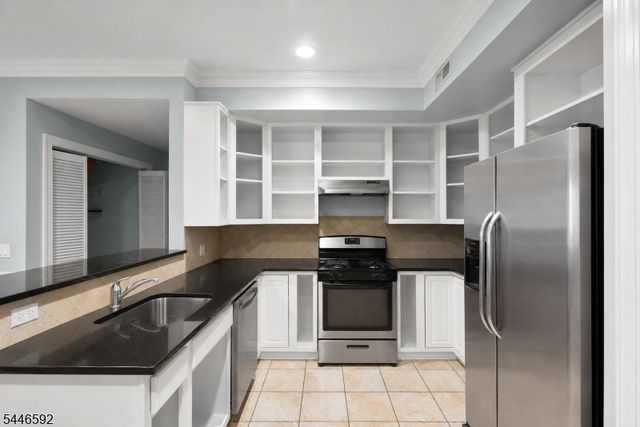 15 Tichenor Ln 403, Newark City, NJ 07114