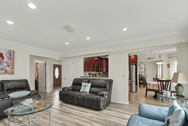1709 Liberty Court, Mount Prospect, IL 60056