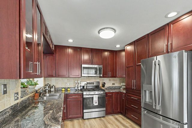 1709 Liberty Court, Mount Prospect, IL 60056