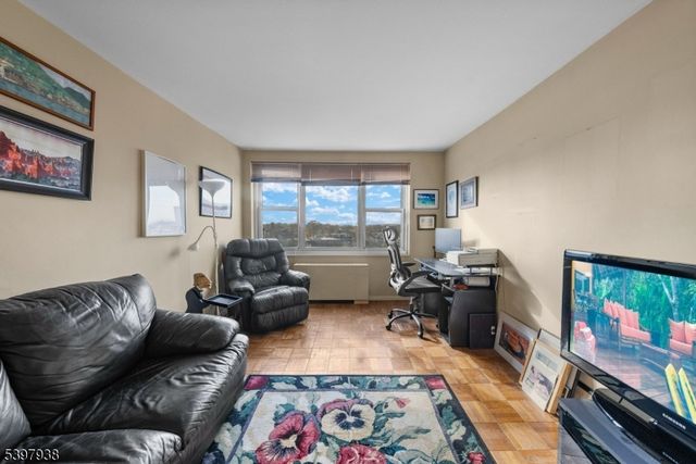 2000 Linwood Ave 9W, Fort Lee Boro, NJ 07024