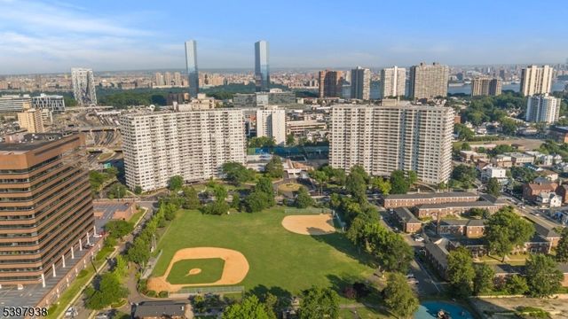 2000 Linwood Ave 9W, Fort Lee Boro, NJ 07024