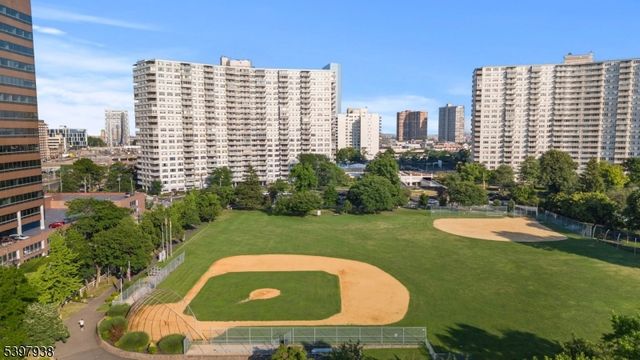 2000 Linwood Ave 9W, Fort Lee Boro, NJ 07024