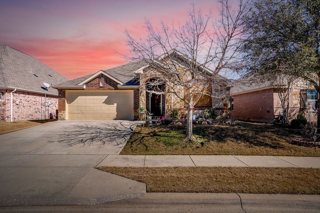 8605 Vista Royale Drive, Fort Worth, TX 76108