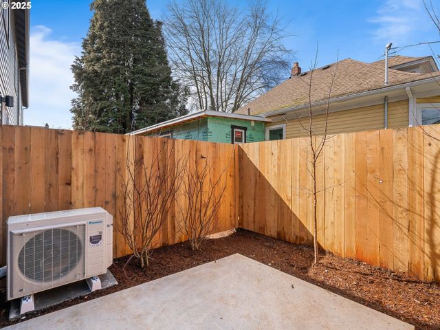 1660 Se UMATILLA St 3, Portland, OR 97202