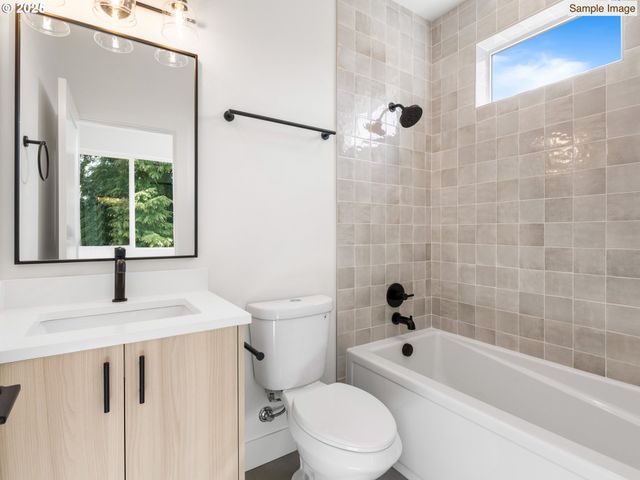 1660 Se UMATILLA St 3, Portland, OR 97202