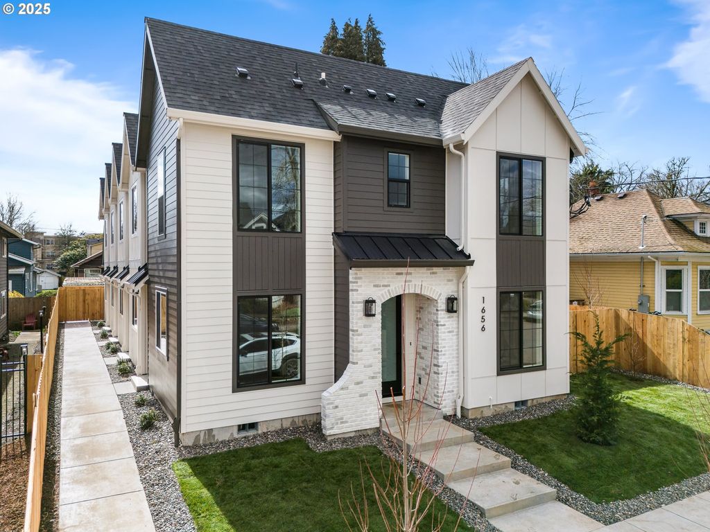 1660 Se UMATILLA St 3, Portland, OR 97202