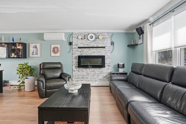 152 S Main Street 152, Uxbridge, MA 01569