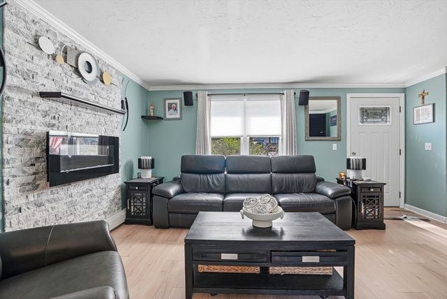 152 S Main Street 152, Uxbridge, MA 01569