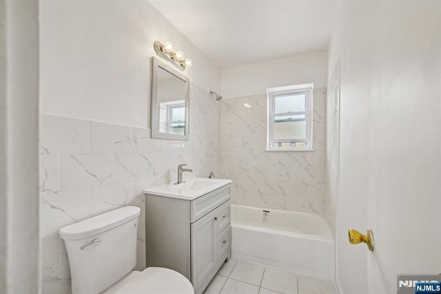 2430 8th Street 5B, Fort Lee, NJ 07024
