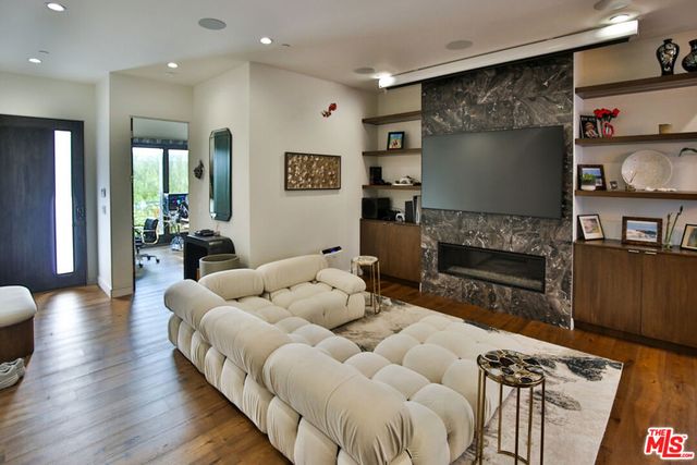 8501 Belford Avenue, Los Angeles, CA 90045