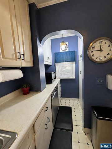 28 Van Houten Street, Bergenfield, NJ 07621