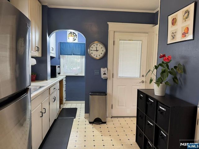 28 Van Houten Street, Bergenfield, NJ 07621