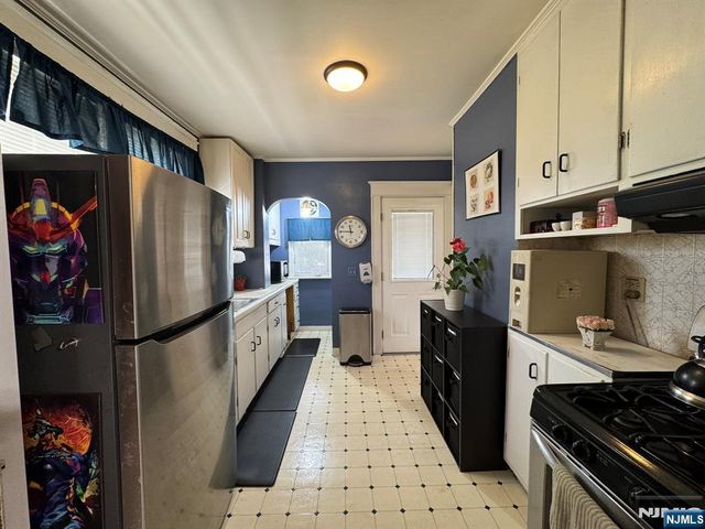 28 Van Houten Street, Bergenfield, NJ 07621