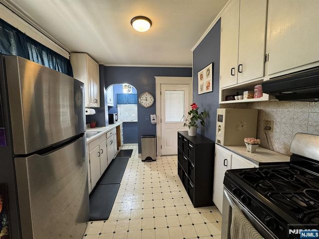 28 Van Houten Street, Bergenfield, NJ 07621