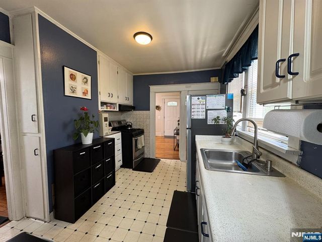 28 Van Houten Street, Bergenfield, NJ 07621