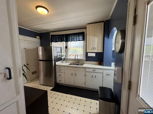 28 Van Houten Street, Bergenfield, NJ 07621