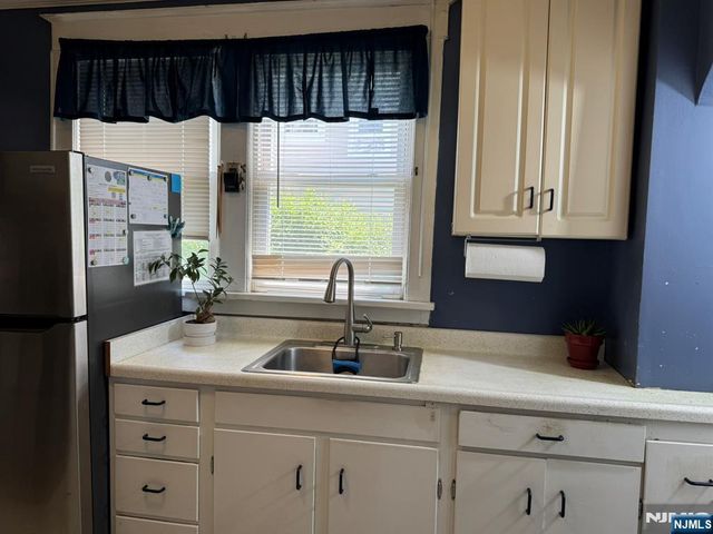 28 Van Houten Street, Bergenfield, NJ 07621