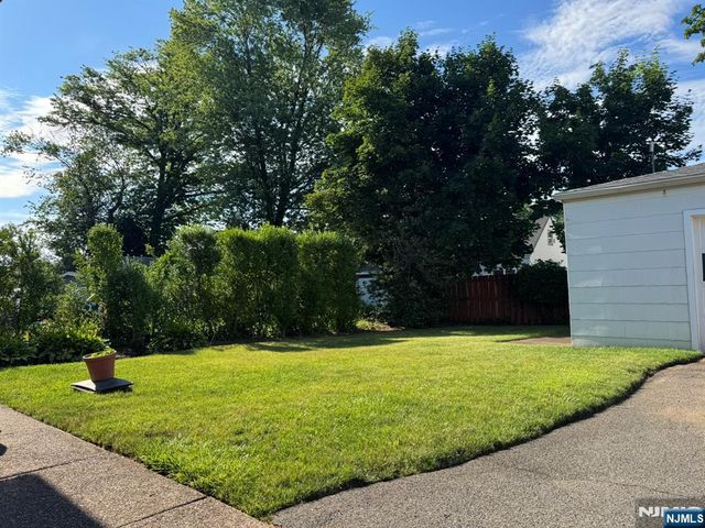 28 Van Houten Street, Bergenfield, NJ 07621