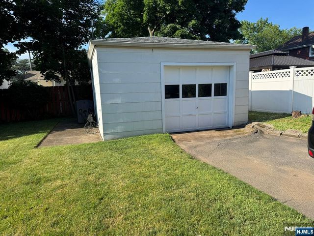 28 Van Houten Street, Bergenfield, NJ 07621