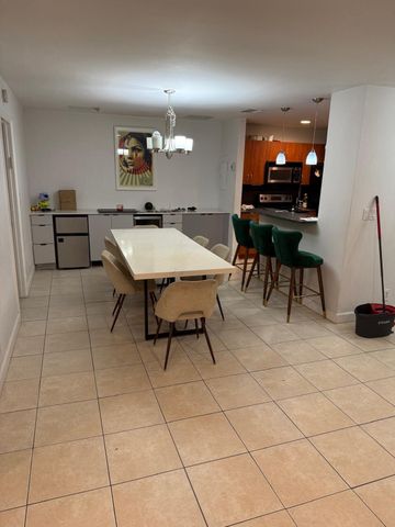 802 Saint Andrews Road 15, Hollywood, FL 33021