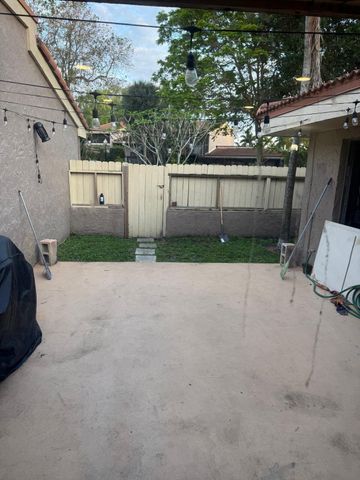 802 Saint Andrews Road 15, Hollywood, FL 33021