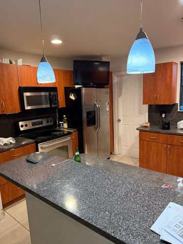 802 Saint Andrews Road 15, Hollywood, FL 33021