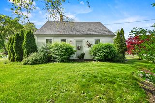 581 Middle Rd, Acushnet, MA 02743