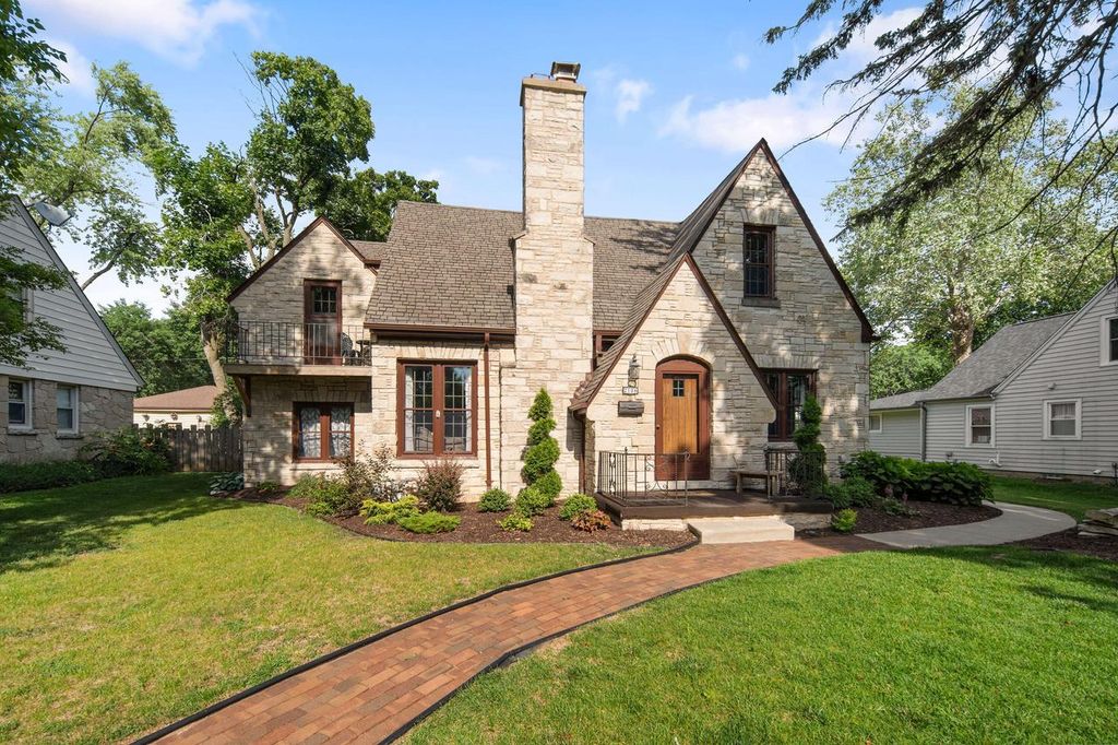 2106 S 106th STREET, West Allis, WI 53227