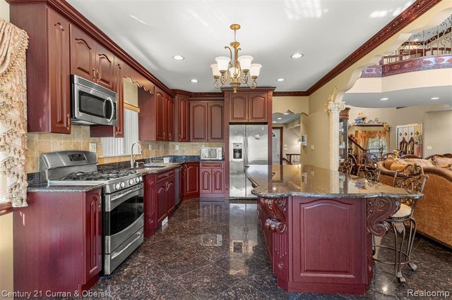 6318 Whitefield Street, Dearborn Heights, MI 48127