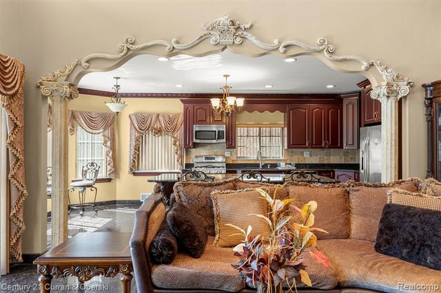 6318 Whitefield Street, Dearborn Heights, MI 48127
