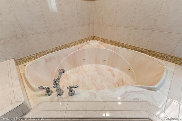 6318 Whitefield Street, Dearborn Heights, MI 48127
