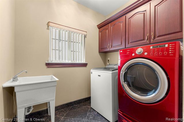 6318 Whitefield Street, Dearborn Heights, MI 48127