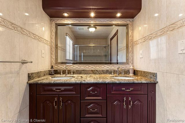 6318 Whitefield Street, Dearborn Heights, MI 48127